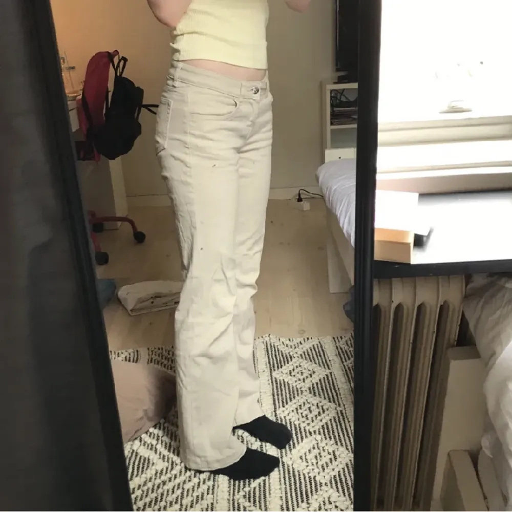 Lowflare jeans i twill från hm💞 Midjemått: 36cm Innerbenslängd: 73cm. Jeans & Byxor.