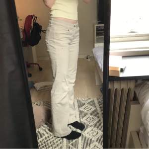 Lowflare jeans i twill från hm💞 Midjemått: 36cm Innerbenslängd: 73cm