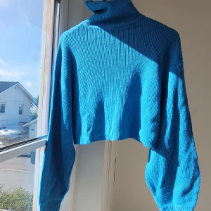 Blå tröja - Superfin blå tröja. Lite croppad med turtleneck. Superfin passform. Fin till exempelvis jeans. Passar s/m. Fint skick, knappt använd.