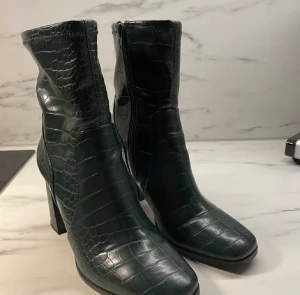 Boots med klack - Boots med klack i khaki grön fejk ormskinn 