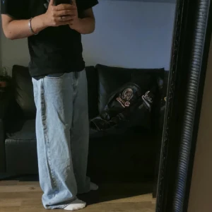 Oversized blå jeans - Tjena, säljer mina oversized jeans från Bik Bok då jag knappt använder de längre. De är i bra skick och passformen är något åt bootcut hållet. Hör gärna av dig vid intresse! 😁