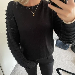 Stickad tröja  - Super fin mörkblå stickad! Oanvänd ❤️ Tryck gärna på köp nu!