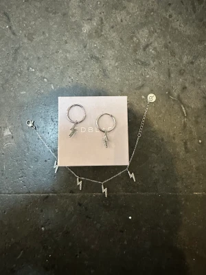 Edblad blixt ⚡️ - Bara örhängena kvar! ❤️ så fina, knappt använda! Dessa säljs inte längre. Klicka gärna på köp nu så är de dina ❤️