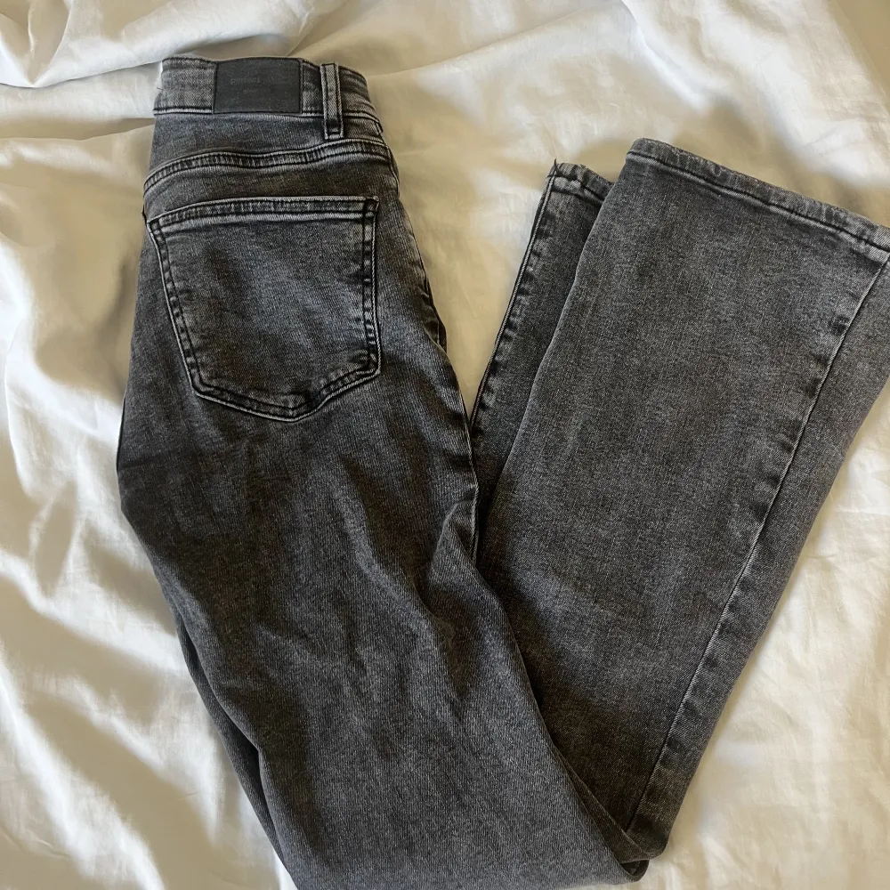 Själjer mina jättesnygga low rise bootcut jeans från gina tricot. Tyvärr inte kommit till användning då dom är för små. 💕💕. Jeans & Byxor.