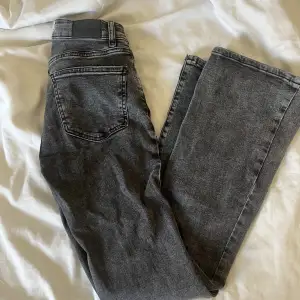 Själjer mina jättesnygga low rise bootcut jeans från gina tricot. Tyvärr inte kommit till användning då dom är för små. 💕💕