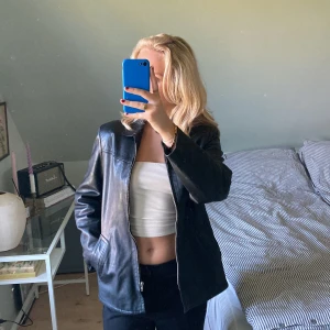 Skinnjacka🖤✨ - Skitsnygg svart äkta skinnjacka. Köptes secondhand och är i väldigt bra skick. Perfekt till hösten🍂