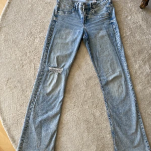 lågmidjade jeans! - storlek 36 lite smutsiga längst ner, annars bra skick!  säljer pga används ej 