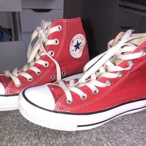 Säljer dessa jättefina röda converse allstar, de är äkta och helt rena. Säljer dem då dem är för små för mig 💞💞 Hör av er vid frågor!!