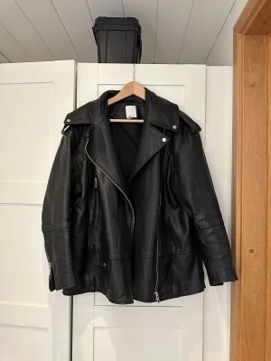 Skinnjacka h&m s 🖤 - Oversized och tyvärr lite stor på mig. Därav säljer jag den till någon som blev lika kär i den som jag blev! Drömmig! 10/10 i skick! försten till kvarn. Klicka gärna på köp nu ❤️
