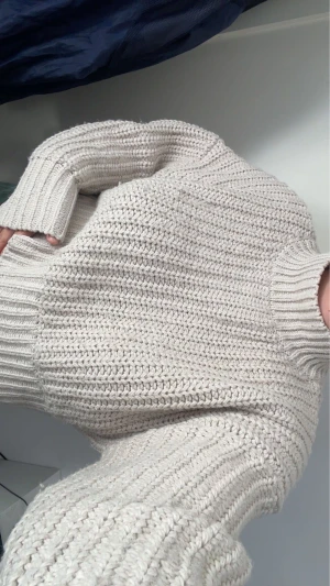 Stickad tröja - Super gosig grovstickad tröja! Säljer då den aldrig kommer till användning längre! Modellen är lite kortare men super fin! Passar alla storlekar mellan M-XL!