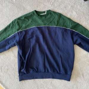 cool sweatshirt!  - storlek s/m  använd fåtal gånger  