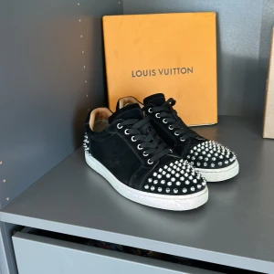 Christian Louboutin  - Säljer min Christian Louboutin skor då jag inte använder de så mycket, eventuella byten kan vara intressant. Priset kan diskuteras. Vid ytterligare frågor skriv pm