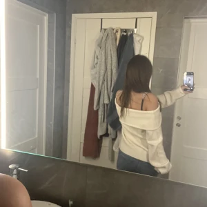 Off shoulder tröja  - Säljer min väldigt fina och oanvända(bara testad) tröja, då jag tycker den är lite stor. Tröjan är väldigt populär