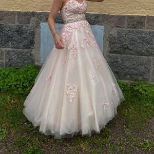 Balklänning  - Säljer min superfina balklänning från 2021! Tyvärr fick vi ingen bal så den är bara fotad i🩷 Underkjol ingår i priset Finns möjlighet att komma och prova den. Knytning i ryggen så storleken är justerbar🥰