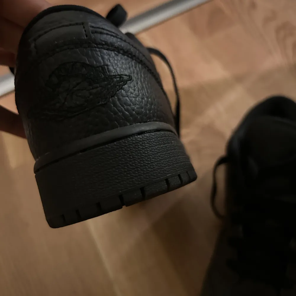 Jordans LOW svarta.  Köpta på Nikes hemsida, kvitto finns. Använda 2-3 gånger bara. Skorna har inga skador. Storlek 37,5. Skor.