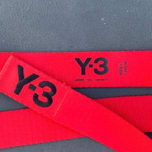 Yohji Yamamoto Y-3 X Adidas bälte 130 cm långt så passar alla! Snygg stark röd färg, lite färg har flagnat vid spännet men sånt gör tiden😌 Skriv för fler frågor eller bilder 🙌🍎