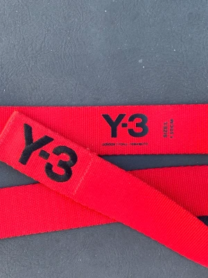 Y3 bälte  - Yohji Yamamoto Y-3 X Adidas bälte 130 cm långt så passar alla! Snygg stark röd färg, lite färg har flagnat vid spännet men sånt gör tiden😌 Skriv för fler frågor eller bilder 🙌🍎