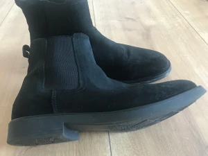 Chelsea Boots Black Suede  - Säljer ett par fina höst/vinterskor  Herrmodell storlek 46. Skicket är 8av10.  Nypris 1699 kr  
