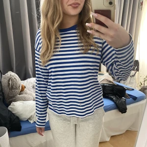 Randig långärmad tröja  - jag säljer min blåa super sköna långärmade från monki då den inte kommer till användning. köpt för cirka 2 år sen och enbart använda 3 gånger. fler bilder kan skickas vid förfrågan 💕