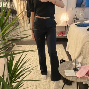 Kostymbyxor - Marinblåa kostymbyxor med slits på insidan, använda 1 gång! 💓