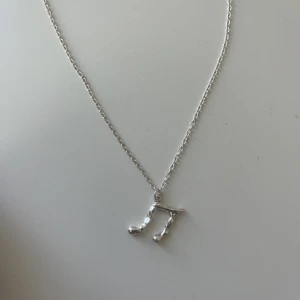 Maria nilsdotter halsband - Jättefint haslband från maria nilsdotter i silver, aldrig använt då jag har för många smycken!