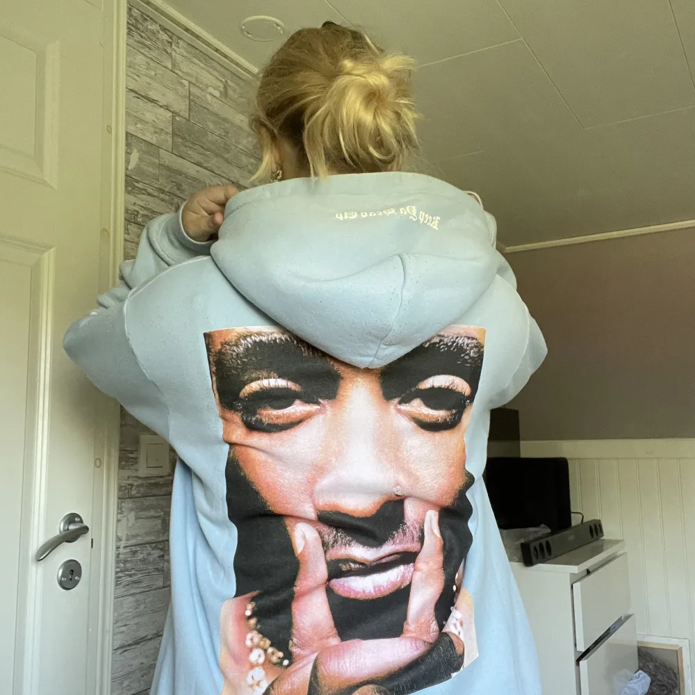 Tupac hoodie från PULL&BEAR i strl S men passar också på M. Använd men inga tydliga tecken på användning . Hoodies.