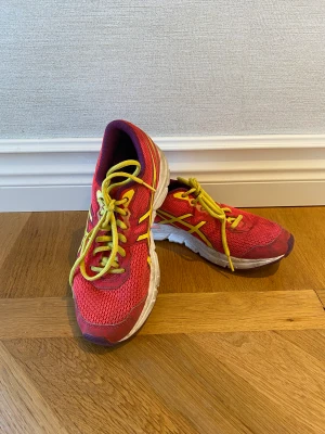Skor  - Asics skor, löparskor i gott skick. Storlek 38 