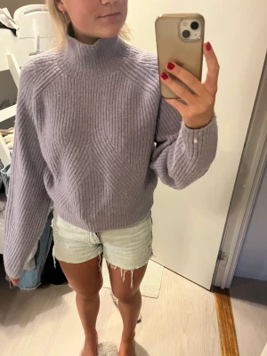 Fin och mysigt ulltröja från Weekday - Lila stickad tröja från weekday. Knappt använd. Strl S. 