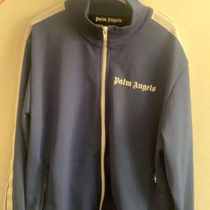 Palm angels tracktop i marinblå Skick: 8,5/10  Storlek: Large Kvittot finns! 