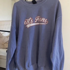 Blå Collegetröja - En blå sweetshirt som har blivit något nopprig men är fortfande fin. Nypris va runt 500kr och säljer pga att det inte är min stil längre. Hör gärna av er💕🙌