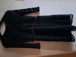 Supersnygg höst festklänning i spets material. - Denna klänning är i spets med fastsydd underkjol.Den har 3/4ärm. Är storlek 38. Är aldrig använd utan bara prövad. Är inga fläckar på eller skador på.Säljes för att den är för liten. Har swish.Skickas när jag fått swish.Svarar ej för postens slarv.