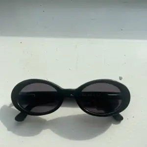 Super söta svarta solglasögon 