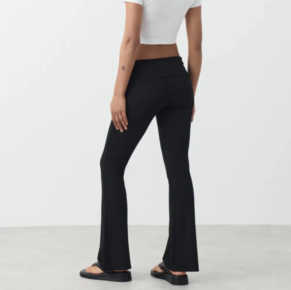 Yoga pants från Gina Tricot i storlek S. Endast använda en gång. Jättefina men känner att dom är lite för korta för mig. Jag är 170 cm.. Jeans & Byxor.