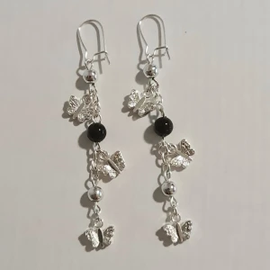 Öronhänge tålamod - Vackra örhängen som jag äntligen gjort klara efter många inte så bra ord🤣🙈 Extremt pilligt. 1 svart pärla,2 silvriga pärlor och 3 små fina fjärilar. 