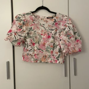 Top från Gina Tricot - Fint skick. Storlek 36. 100kr + frakt 