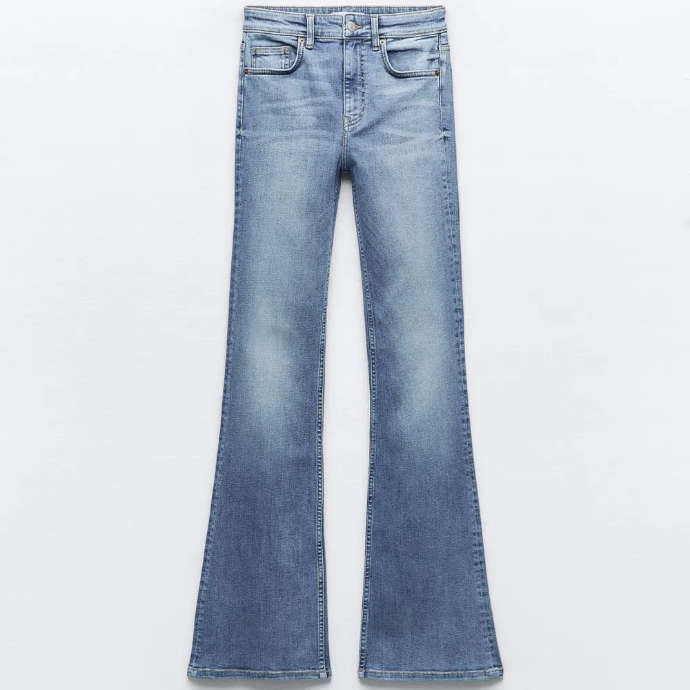 Ljusblå Bootcut jeans från Zara i nyskick, sitter perfekt på mig som är 160. Den har en väldigt fin form och är knappt använd💙. Jeans & Byxor.