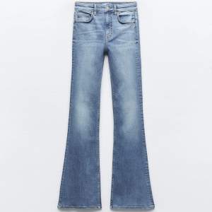Ljusblå Bootcut jeans från Zara i nyskick, sitter perfekt på mig som är 160. Den har en väldigt fin form och är knappt använd💙