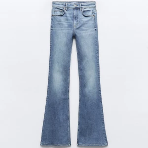 Bootcut jeans - Zara - Ljusblå Bootcut jeans från Zara i nyskick, sitter perfekt på mig som är 160. Den har en väldigt fin form och är knappt använd💙