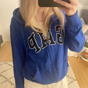 Blå gap zip up hoodie - Snygg blå zip up från GAP. Säljer då jag har för mycket hoodies.  Köpare står för frakten. Hör av er vid frågor eller intresse🙏🏼
