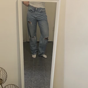 Baggy jeans  - Skitsnygga baggy jeans som tyvärr är för små i midjan för mig. Flexibel med pris så tveka inte på att höra av dig