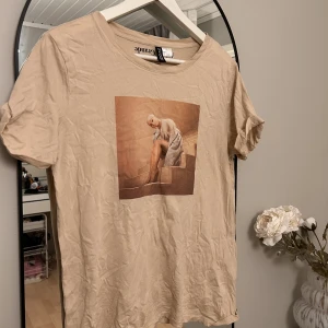 Ariana Grande T-shirt - Aldrig använd, som ny