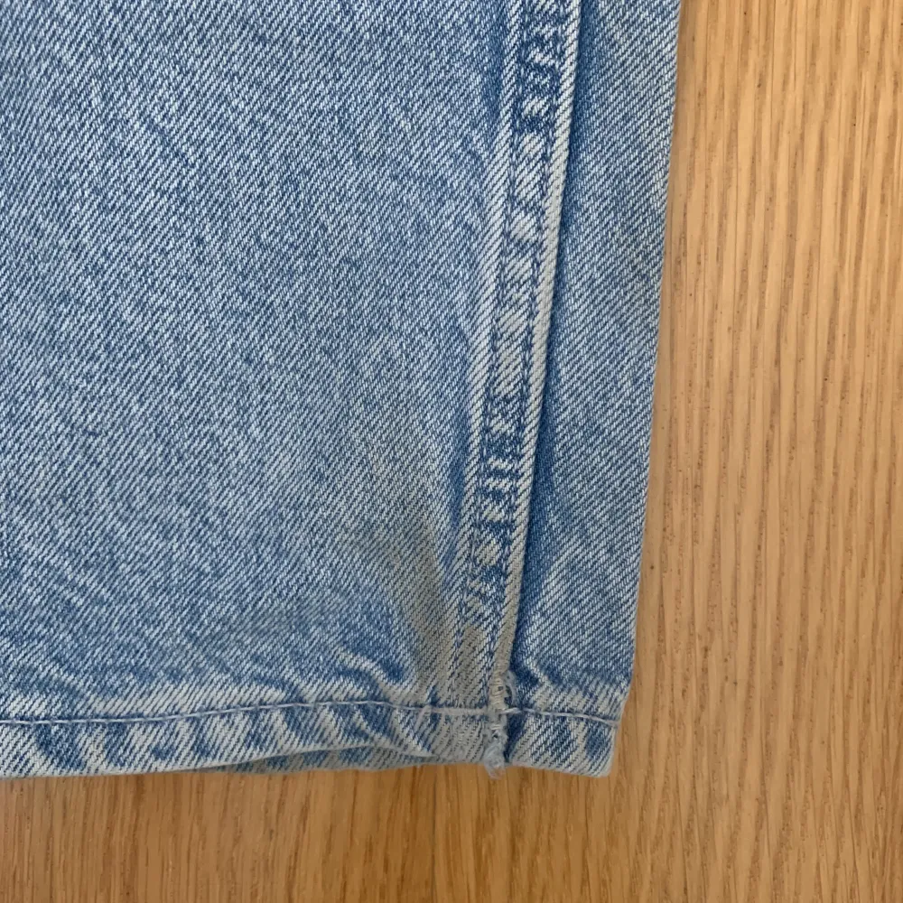 Snygga lågmidjade jeans från weekday  i modellen arrow low straight storlek 24/30 har ett litet hål på fickan och en fläck längst ner på byxan men inget man tänker på annars som nya kolla bilderna💗. Jeans & Byxor.