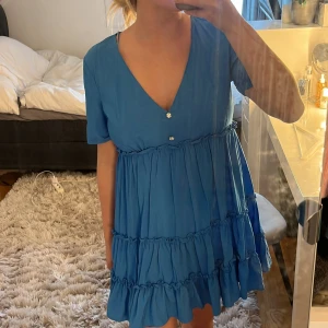 Klänning  - Klänning från zara i stl M, men passar även S. Säljer för 150kr+frakt. Ny pris 359kr!💕