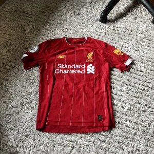 Liverpool tröja 19/20 - Firminio tröja i fint skick säljer pågrund av att den är för liten 