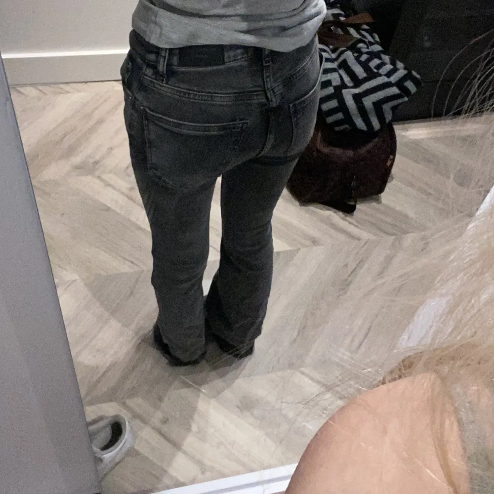 Säljer mina jätte fina jeans från ginatricot, jeansen är i bra skick men har skador längst ner vid bak benen som man ser på sista bilden, men det är inte något som syns.❤️. Jeans & Byxor.