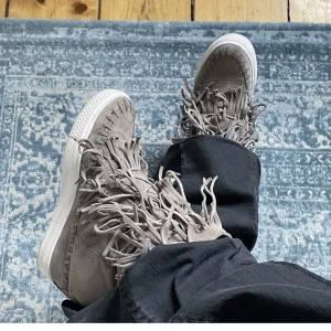 Skor med fransar - Supersnygga skor med fransar fast i färgen ljusrosa, denna bild är lånad, skriv för fler bilder🤍