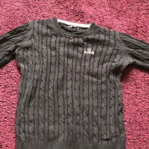 Marinblå stickad tröja - Rinbstickad marinblå tröja från Svea 🩷 supersöt, skön och långärmad 💙 säljer pga för liten då den krympt i tvätten ❤️står strl S men skulle säga XS eftersom den krympt 💙FRI FRAKT  pris diskuterbart 🩷