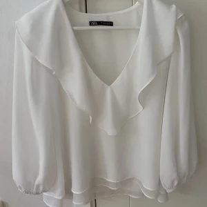 Blus - Volang blus den zara, tror inte den sälj längre!! Köp direkt för 250!