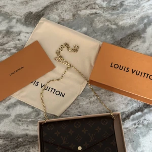 Louis Vuitton  - Säljer en helt ny skick Louis Vuitton, Felicie Pochette. All tillbehör följer med dvs kvitto, box, korthållare, lilla väska samt stora väskan. Fler bilder kan skickas. 
