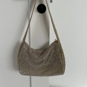 Glitter väska - Säljer denna superfina glitter väska från Biancas kollektion med Nelly från några år sen